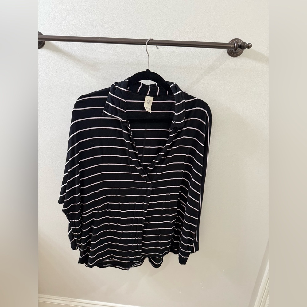 Free people long sleeve blouse
Size small
Barely worn
V neck